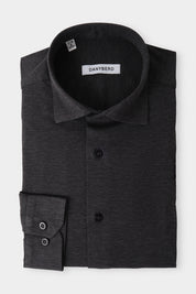 Vue sur fond blanc d'une chemise col français de couleur noir délavé.