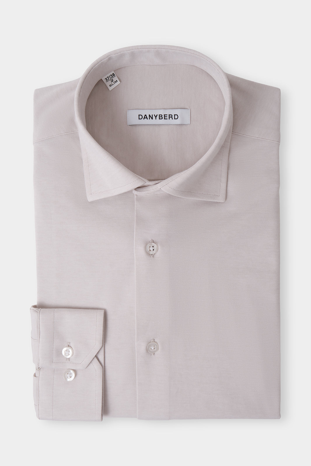 Vue sur fond blanc d'une chemise col français en coton en beige.