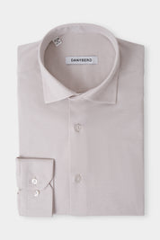 Vue sur fond blanc d'une chemise col français en coton en beige.