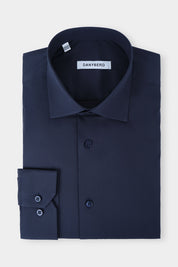 Vue sur fond blanc d'une chemise en col français sur un tissu confort en coton stretch en couleur marine.