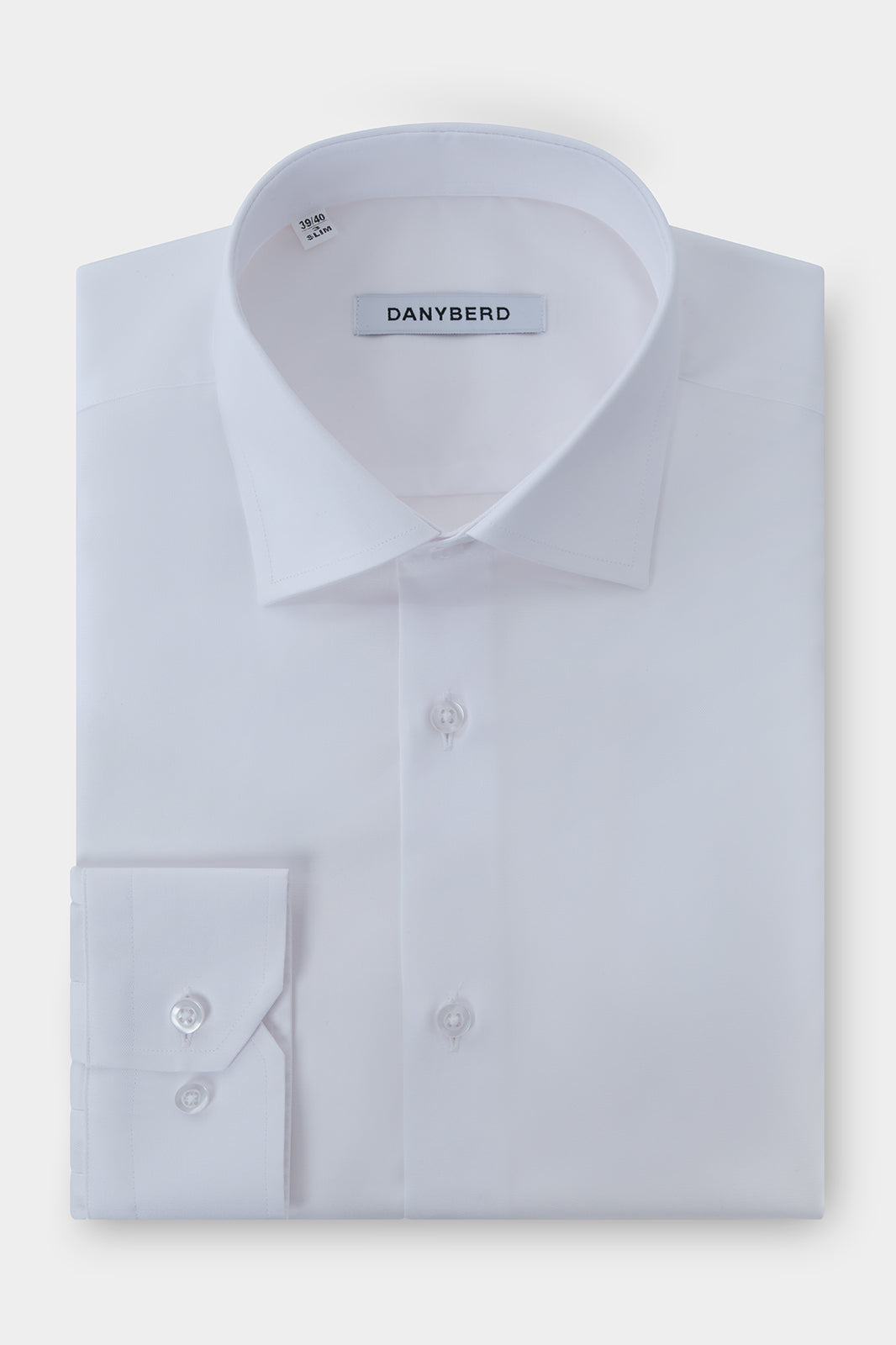 Vue sur fond blanc d'une chemise col français blanche non cintrée en 100% coton.