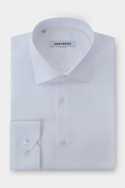 Vue sur fond blanc d'une chemise col français blanche non cintrée en 100% coton.