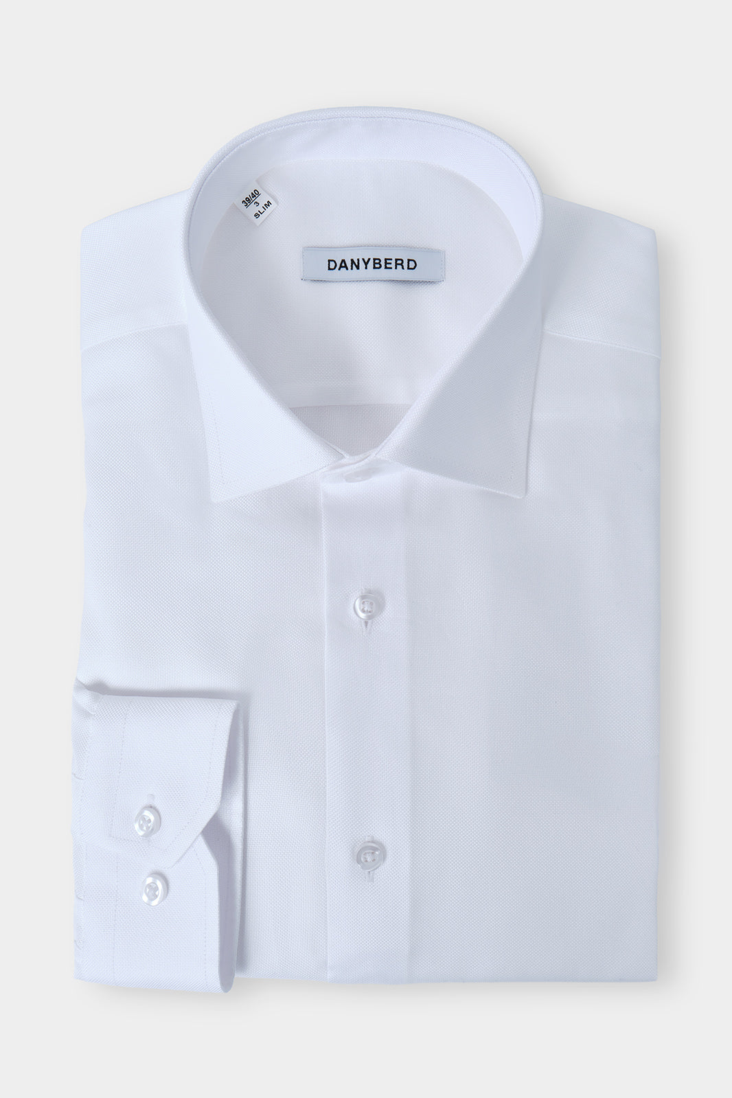 Vue sur fond blanc d'une chemise avec motif ton sur ton blanche