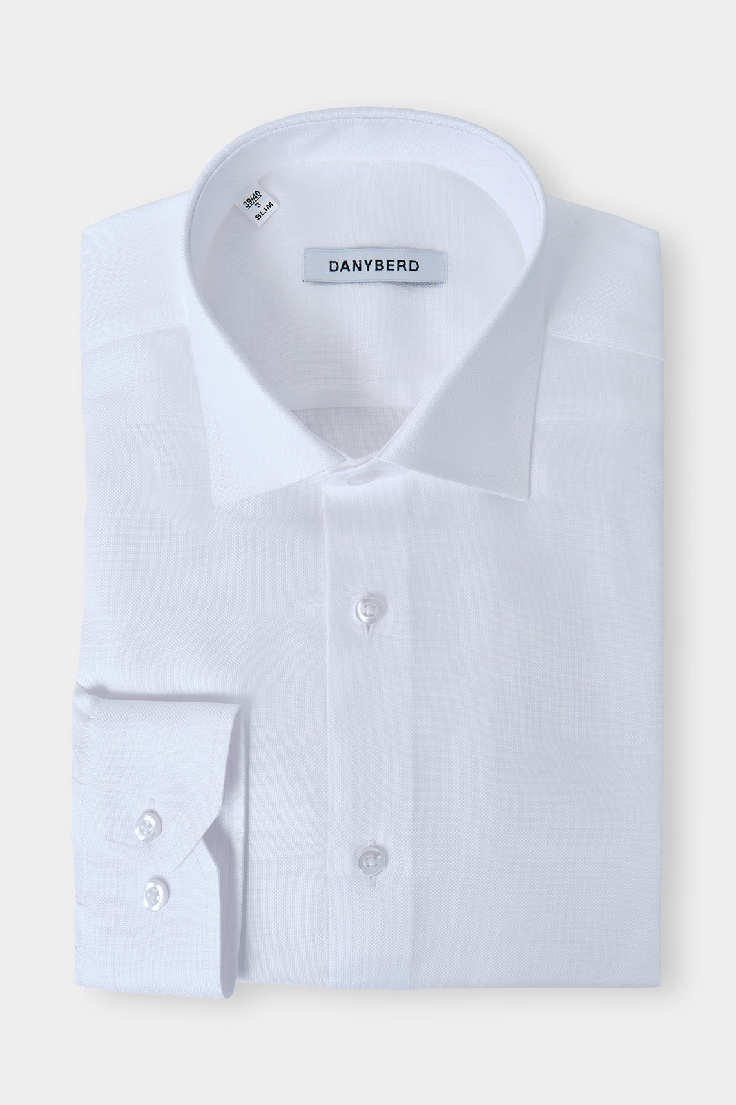 Vue sur fond blanc d'une chemise avec motif ton sur ton blanche