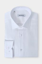 Vue sur fond blanc d'une chemise avec motif ton sur ton blanche