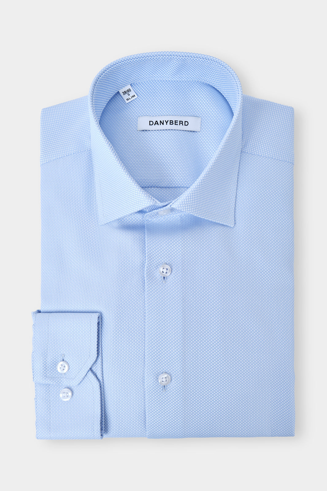Vue sur fond blanc d'une chemise avec motif ton sur ton en bleu ciel