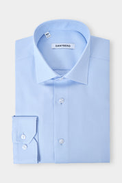 Vue sur fond blanc d'une chemise avec motif ton sur ton en bleu ciel