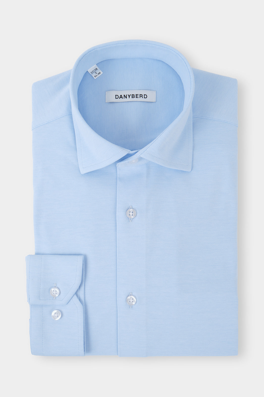 Chemise col français en jersey de coton de couleur bleu. Confectionnée dans un coton haut de gamme, sa légèreté et sa souplesse en font une chemise d'un confort inégalé. Dotée d'un col français et de poignets boutonnés.