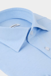 Chemise col français en jersey de coton de couleur bleu. Confectionnée dans un coton haut de gamme, sa légèreté et sa souplesse en font une chemise d'un confort inégalé. Dotée d'un col français et de poignets boutonnés.