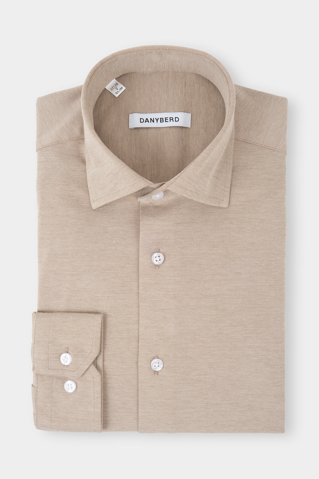 Chemise col français en jersey de coton de couleur beige. Confectionnée dans un coton haut de gamme, sa légèreté et sa souplesse en font une chemise d'un confort inégalé. Dotée d'un col français et de poignets boutonnés.