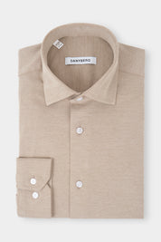 Chemise col français en jersey de coton de couleur beige. Confectionnée dans un coton haut de gamme, sa légèreté et sa souplesse en font une chemise d'un confort inégalé. Dotée d'un col français et de poignets boutonnés.