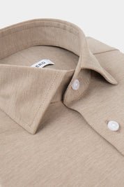 Chemise col français en jersey de coton de couleur beige. Confectionnée dans un coton haut de gamme, sa légèreté et sa souplesse en font une chemise d'un confort inégalé. Dotée d'un col français et de poignets boutonnés.