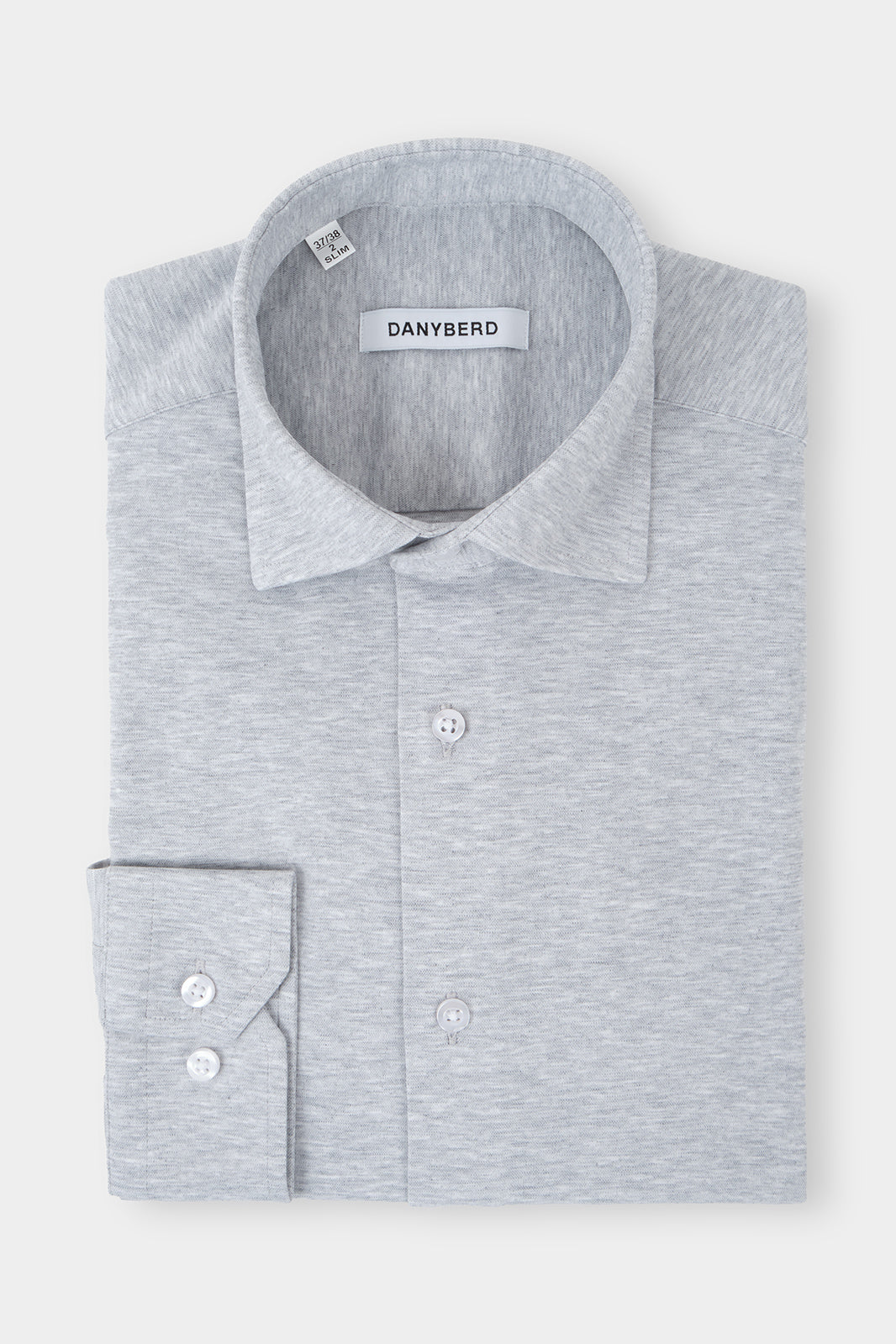 Chemise col français en jersey de coton de couleur gris clair. Confectionnée dans un coton haut de gamme, sa légèreté et sa souplesse en font une chemise d'un confort inégalé. Dotée d'un col français et de poignets boutonnés.