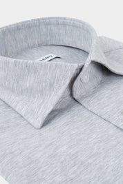 Chemise col français en jersey de coton de couleur gris clair. Confectionnée dans un coton haut de gamme, sa légèreté et sa souplesse en font une chemise d'un confort inégalé. Dotée d'un col français et de poignets boutonnés.