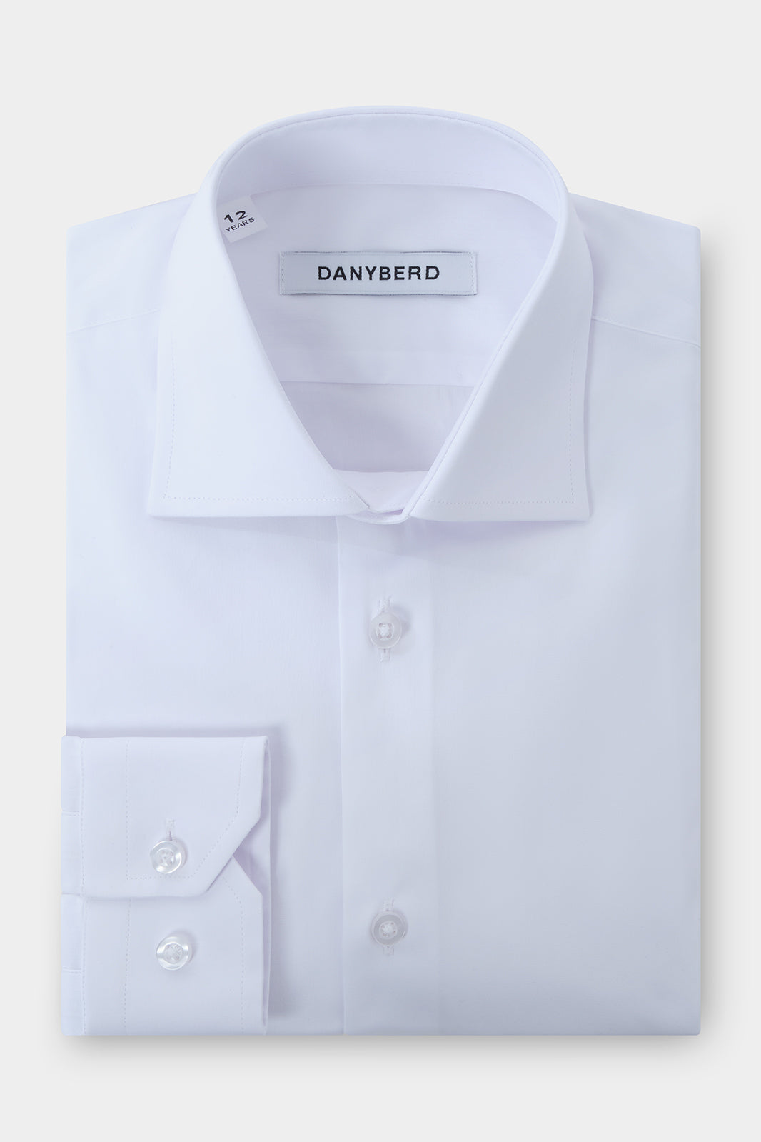 Chemise blanche pour garçon en coton à coupe cintrée et col traditionel.