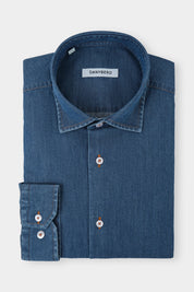 Vue sur fond blanc d'une chemise col français - Jeans coutures contrastées, sur une coupe cintrée avec boutons apparents ainsi que les 
poignets boutonnés et ajustables.