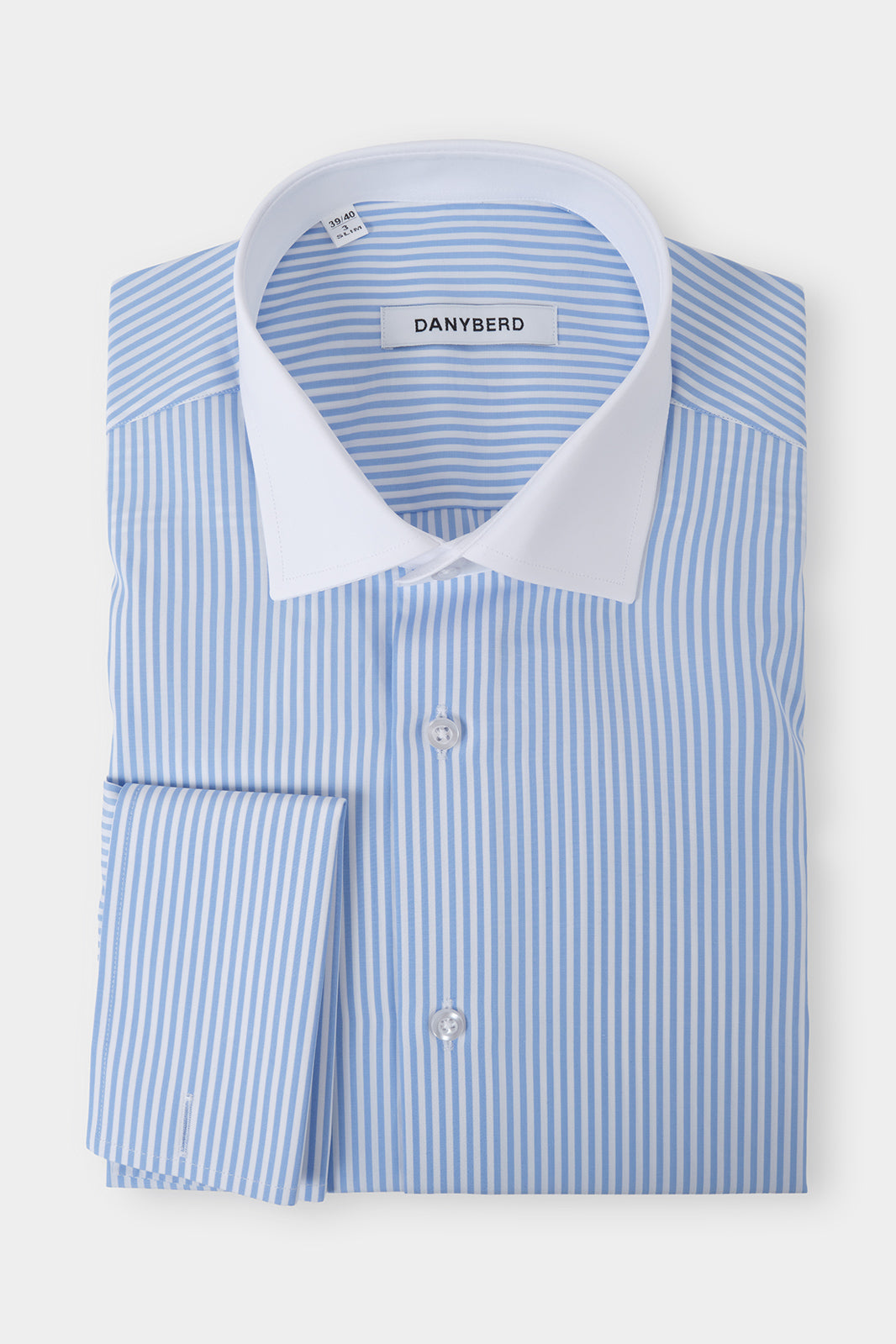 Vue sur fond blanc d'une chemise col français à poignets Mousquetaires en coton blanche à rayures bleu ciel 