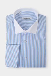 Vue sur fond blanc d'une chemise col français à poignets Mousquetaires en coton blanche à rayures bleu ciel 