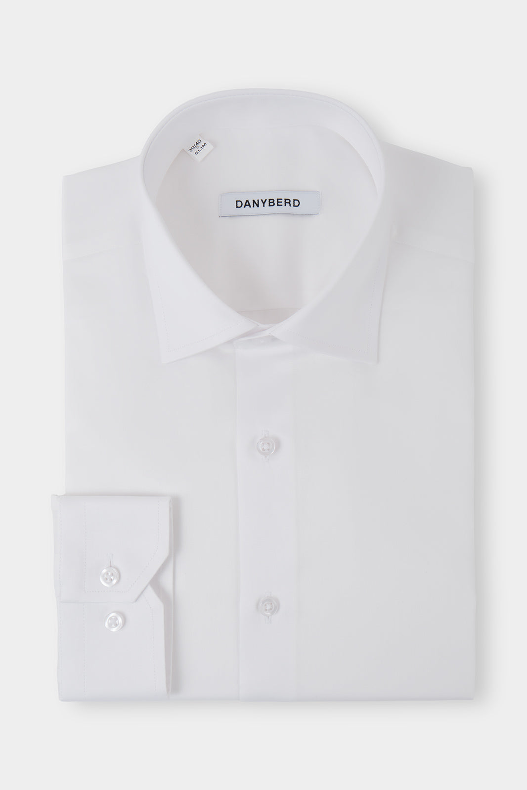 Vue sur fond blanc d'une chemise col français couleur unie blanche, avec une coupe cintrée. Sur un tissu fabriqué en italien en 100% coton.