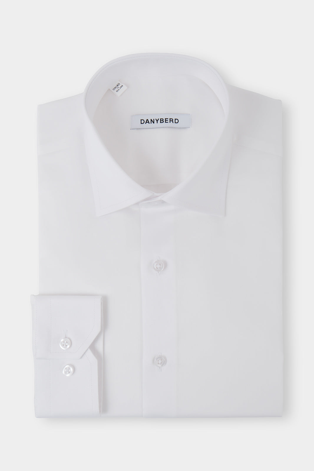 Vue sur fond blanc d'une chemise col français couleur unie blanche, avec une coupe cintrée. Sur un tissu fabriqué en italien en 100% coton.