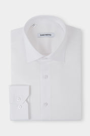 Vue sur fond blanc d'une chemise col français couleur unie blanche, avec une coupe cintrée. Sur un tissu fabriqué en italien en 100% coton.