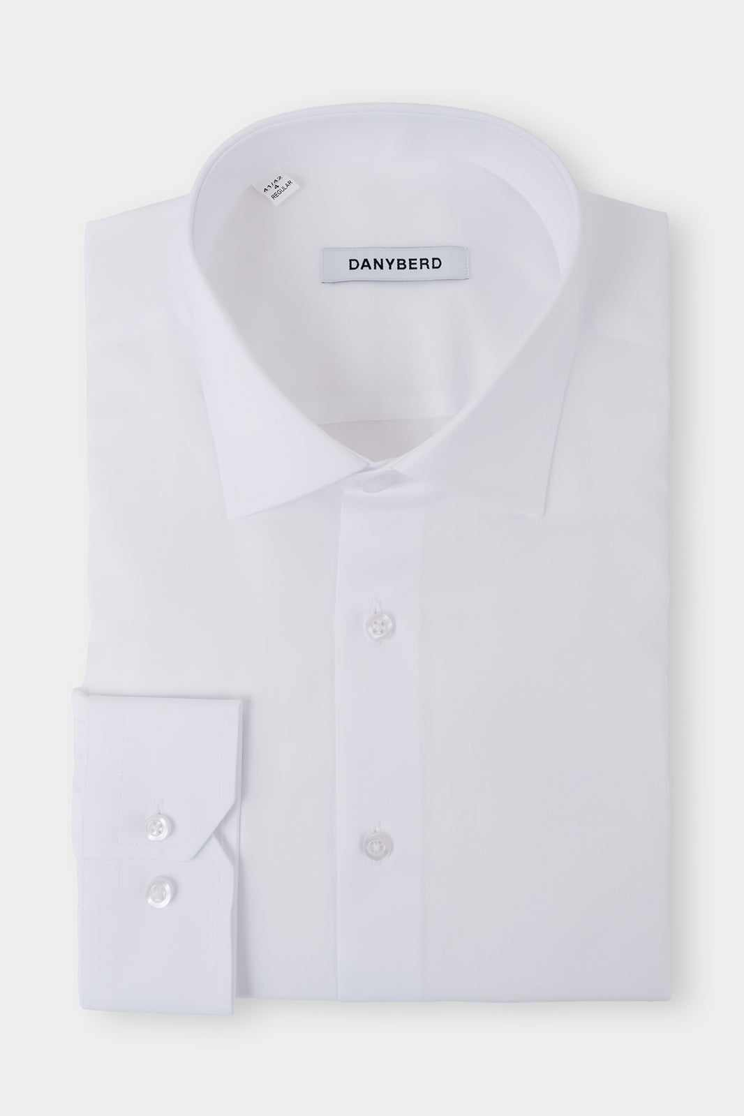 Vue sur fond blanc d'une chemise en coton non cintrée couleur unie blanche. Sur un tissu 100% coton de chez Monti.