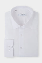 Vue sur fond blanc d'une chemise en coton non cintrée couleur unie blanche. Sur un tissu 100% coton de chez Monti.