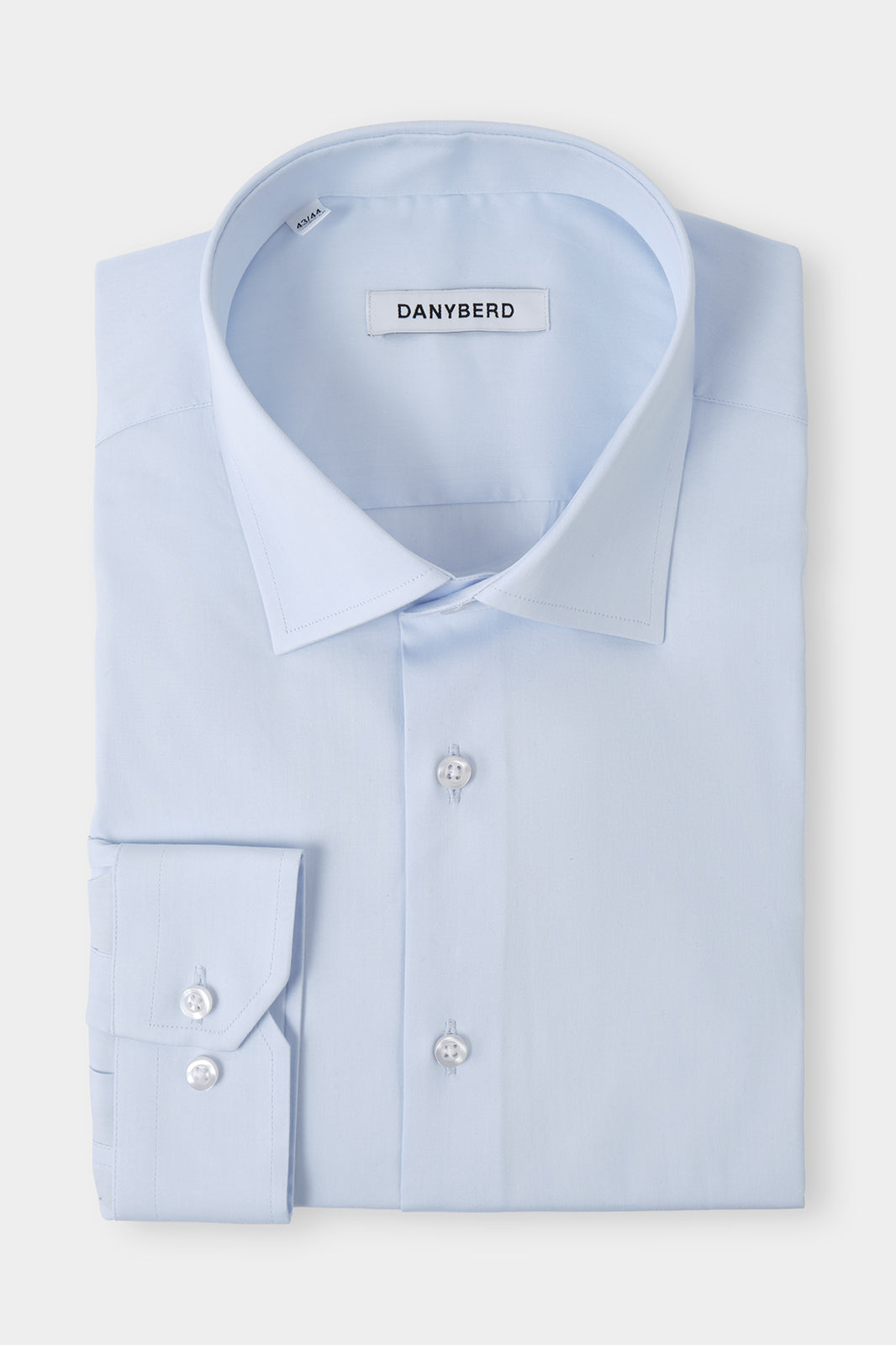 Vue sur fond blanc d'une chemise col français en coton et nylon non cintrée en bleu ciel 
