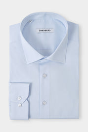 Vue sur fond blanc d'une chemise col français en coton et nylon non cintrée en bleu ciel 