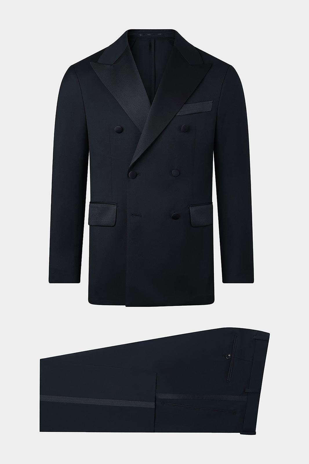 Ce smoking croisé en laine est l'incarnation de l'élégance intemporelle. Les revers flèches et les détails soignés, comme les poches plaquées et la poche poitrine passepoilée, ajoutent une dimension classique et chic. Appellé également Tuxedo.