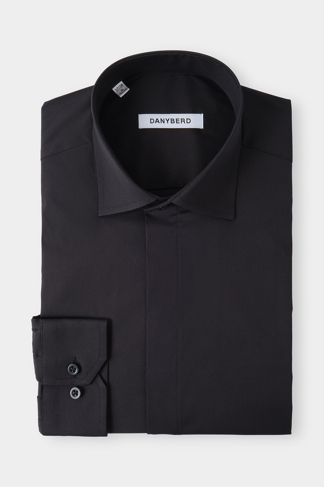 Chemise cintrée en col français à boutons cachés couleur noir.