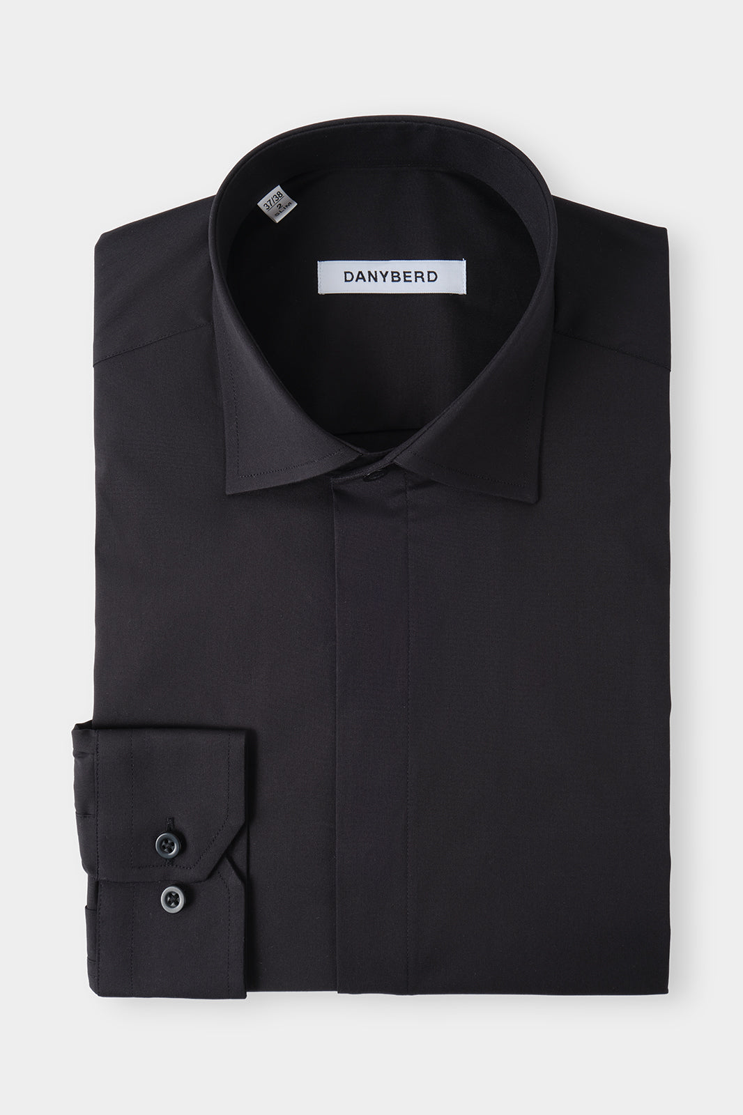 Chemise cintrée en col français à boutons cachés couleur noir.