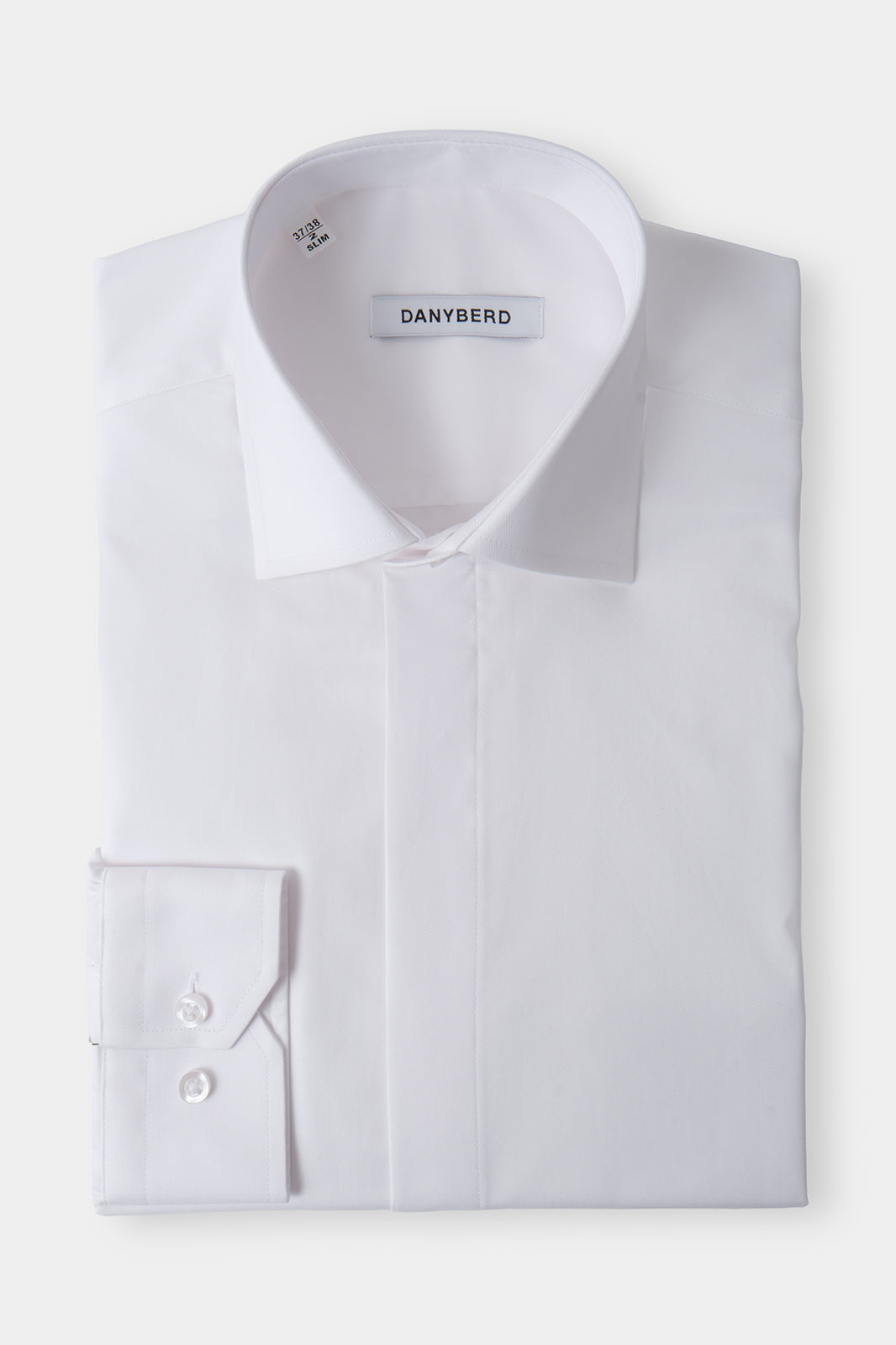 Vue sur fond blanc d'une chemise col français avec les boutons cachés en blanche en coton.