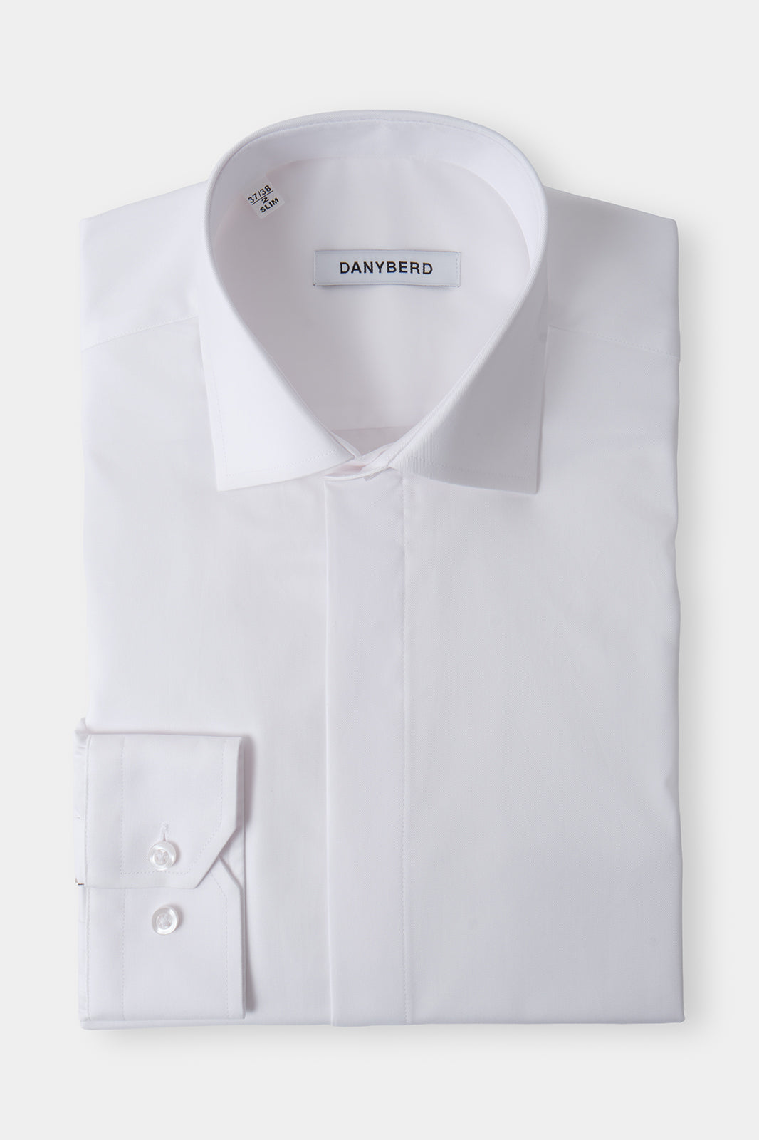 Vue sur fond blanc d'une chemise col français avec les boutons cachés en blanche en coton.