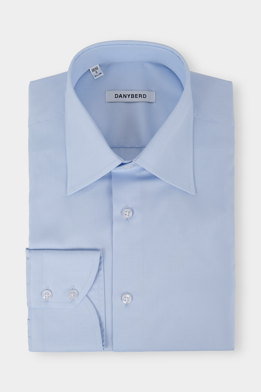 Vue sur fond blanc d'une chemise grand col en pointe en bleu en 100% coton