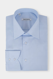 Vue sur fond blanc d'une chemise grand col en pointe en bleu en 100% coton