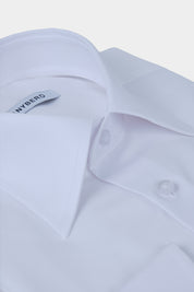 Vue sur fond blanc d'une chemise grand col en pointe blanche sur un 100% coton d'Italie.