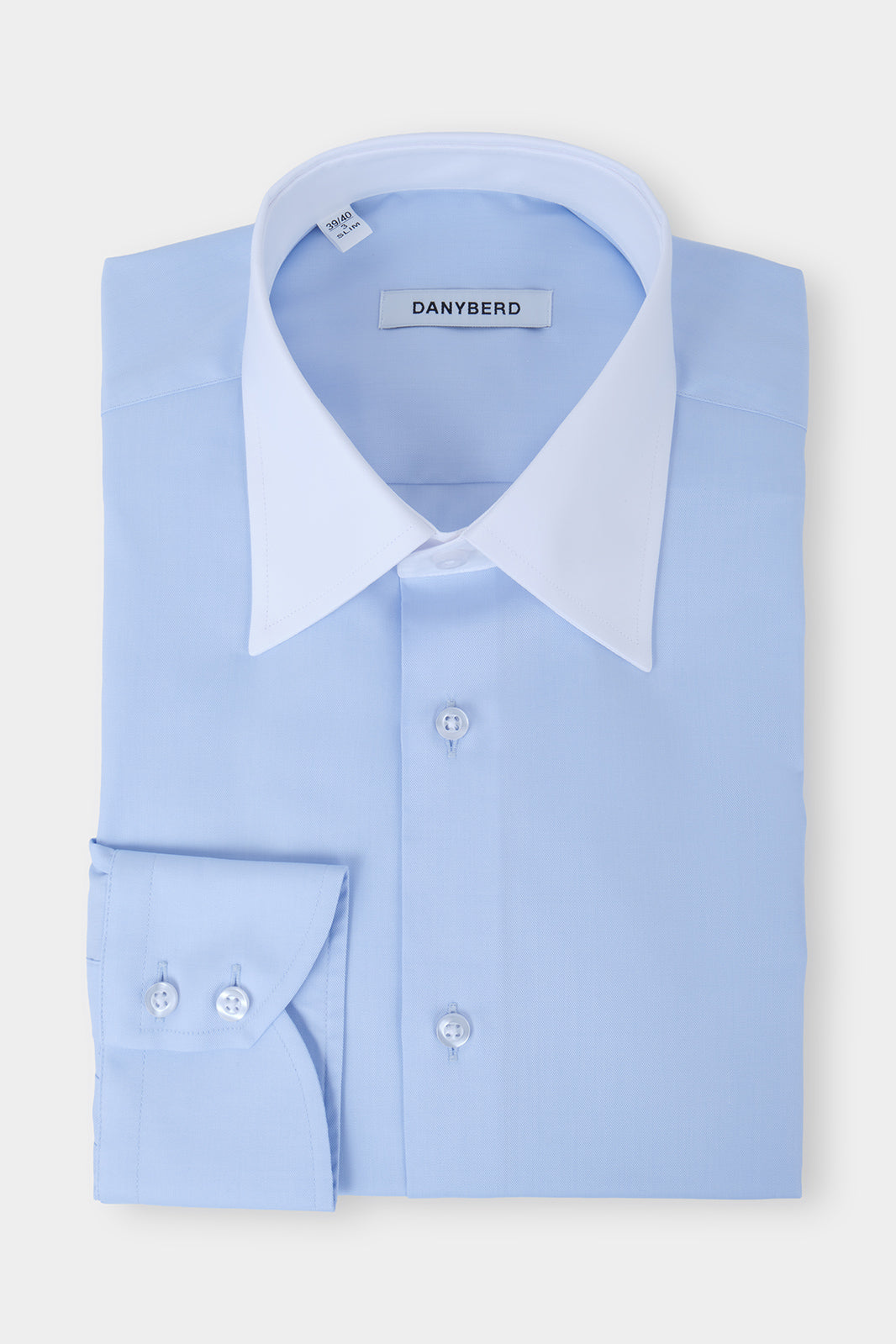 Vue sur fond blanc d'une chemise grand col en pointe de couleur blanche et de corps bleu. Aspect bi color sur un 100% coton d'Italie.