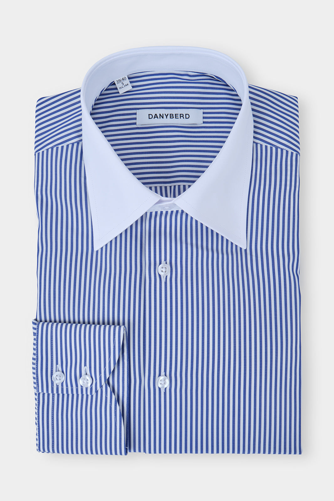 Vue sur fond blanc d'une chemise col en pointe couleur blanche à rayures marine.