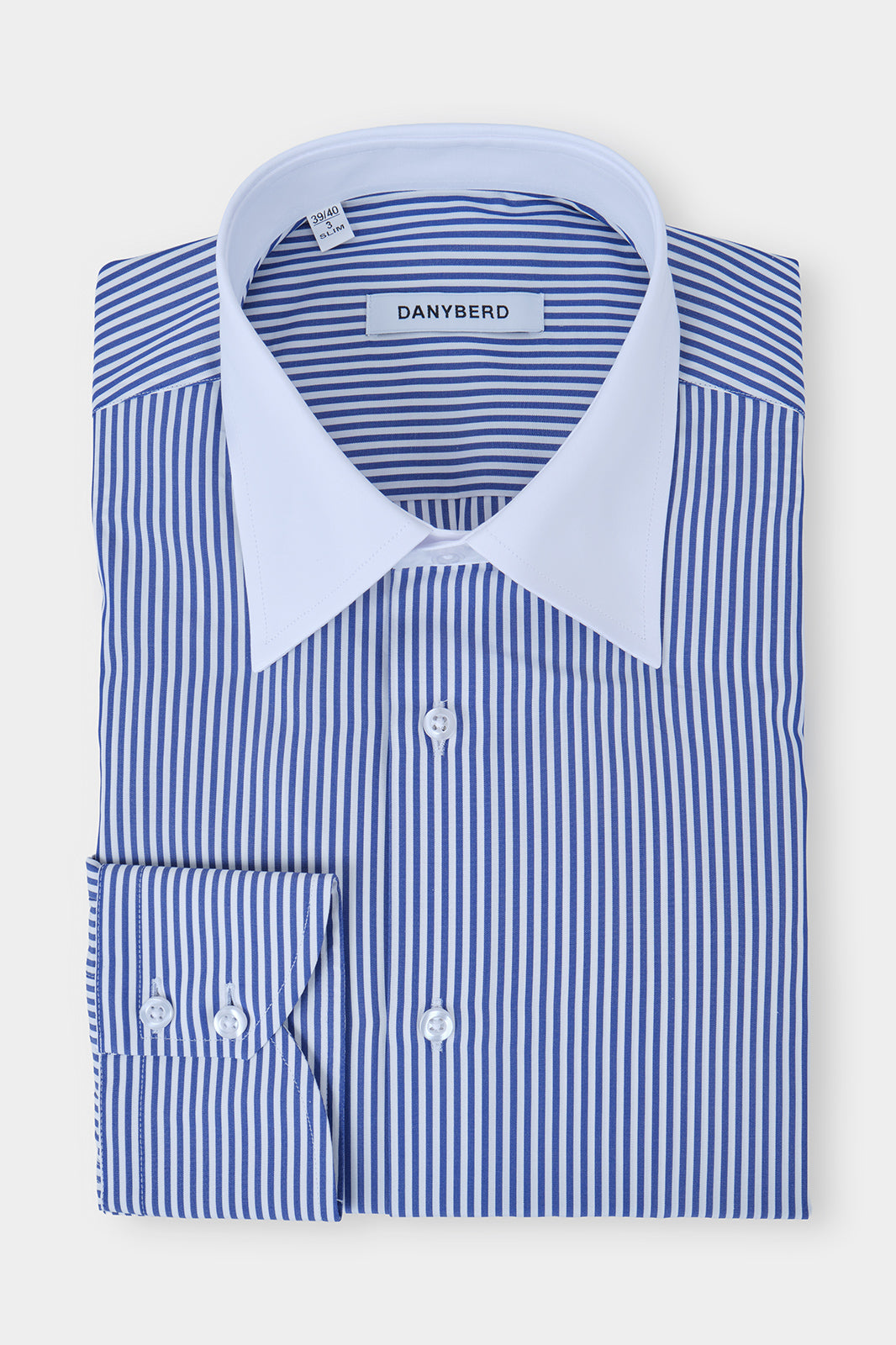 Vue sur fond blanc d'une chemise col en pointe couleur blanche à rayures marine.