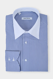 Vue sur fond blanc d'une chemise col en pointe couleur blanche à rayures marine.