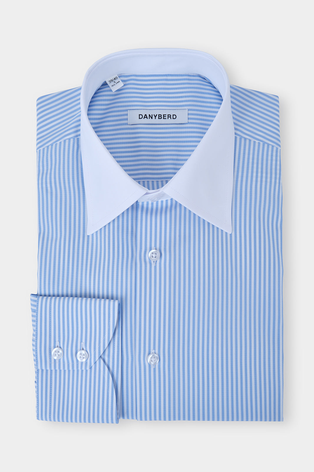 Vue sur fond blanc d'une chemise grand col blanc en pointe de couleur blanche à rayures bleu.