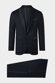 Image sur fond blanc d'un costume d'une coupe cintrée, veste doublée