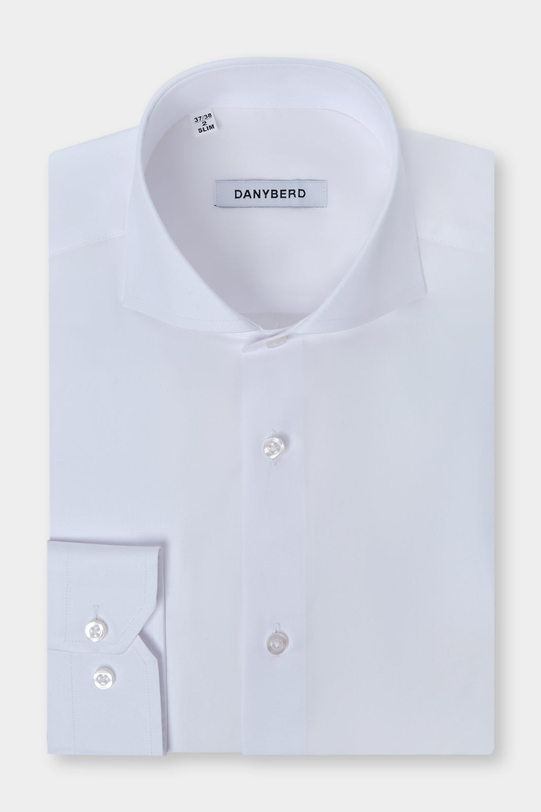 Vue sur fond blanc d'une chemise en 100% coton col itlaien et poignets boutonnés