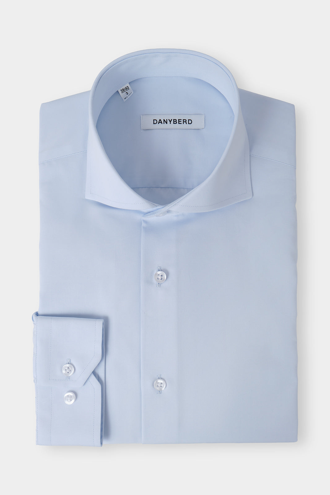 Vue sur fond blanc d'une chemise col italien confort bleu