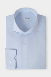 Vue sur fond blanc d'une chemise col italien confort bleu