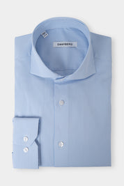 Vue sur fond blanc d'une chemise col italien en popeline de coton blanche et bleue rayée