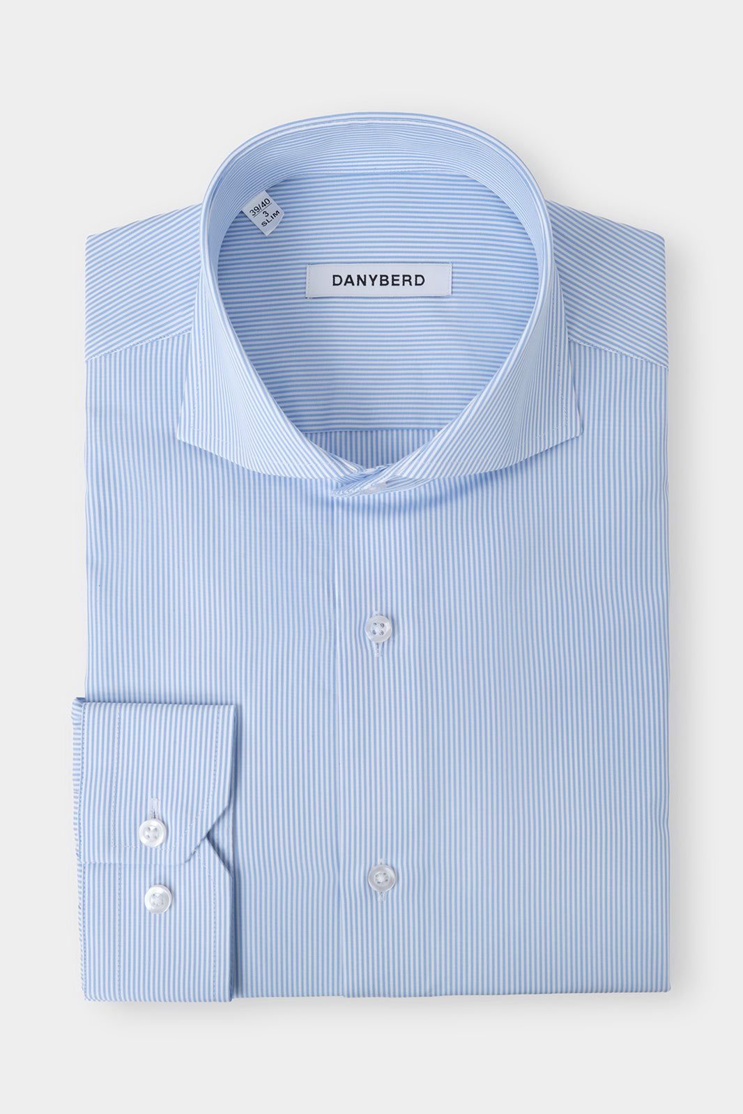 Vue sur fond blanc d'une chemise col italien à rayure Blanc et bleu clair. Sur un tissu en 100% coton d'Italie.