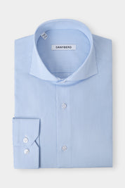 Vue sur fond blanc d'une chemise col italien à rayure Blanc et bleu clair. Sur un tissu en 100% coton d'Italie.