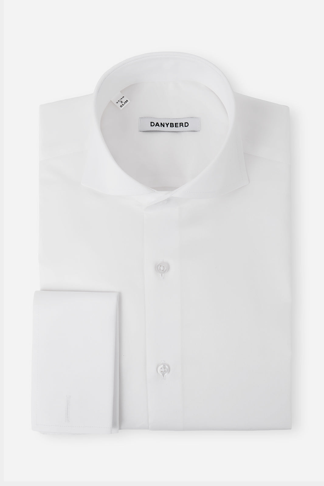 Vue sur fond blanc d'une chemise col Italien Poignets Mousquetaires couleur blanche. Sur du tissu italien en 100% coton et coupe cintrée.